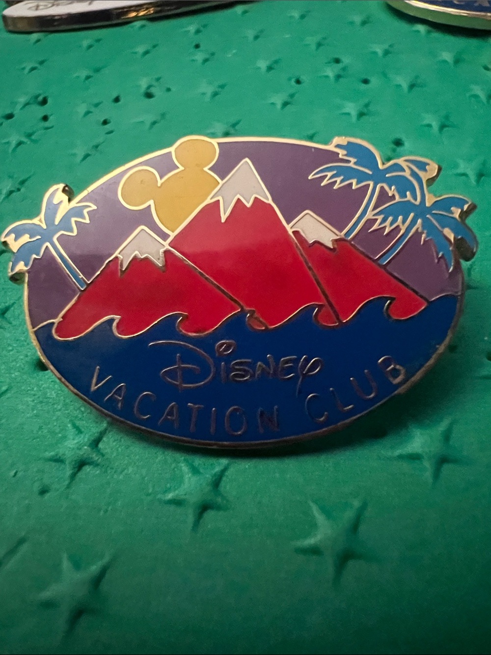 VHTF DISNEY STORE CAST MEMBER PROMOTIONAL PIN FOR THE “NEW” DISNEY VACATION CLUB